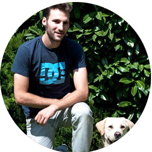 Víctor de Ron Riñón junto a un perro