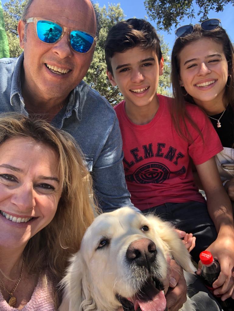Familia de acogida junto a su perro