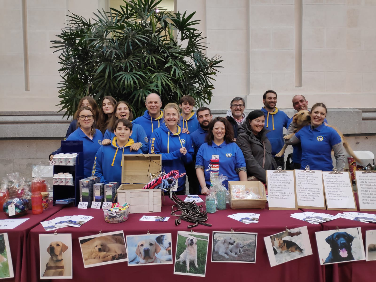Equipo de voluntariado de Roncescan en un evento solidario